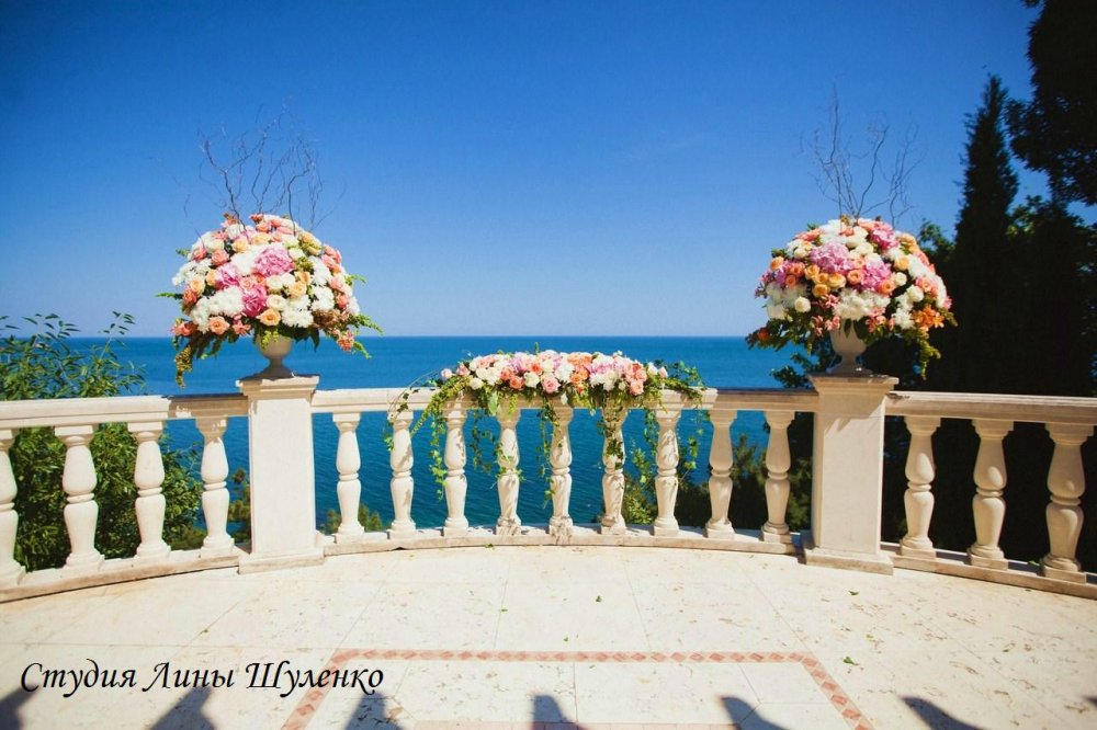 Выездная церемония в парке "Парадиз". Летняя свадьба в Крыму. Композиции из роз,гортензий, эустом и махровых хризантем