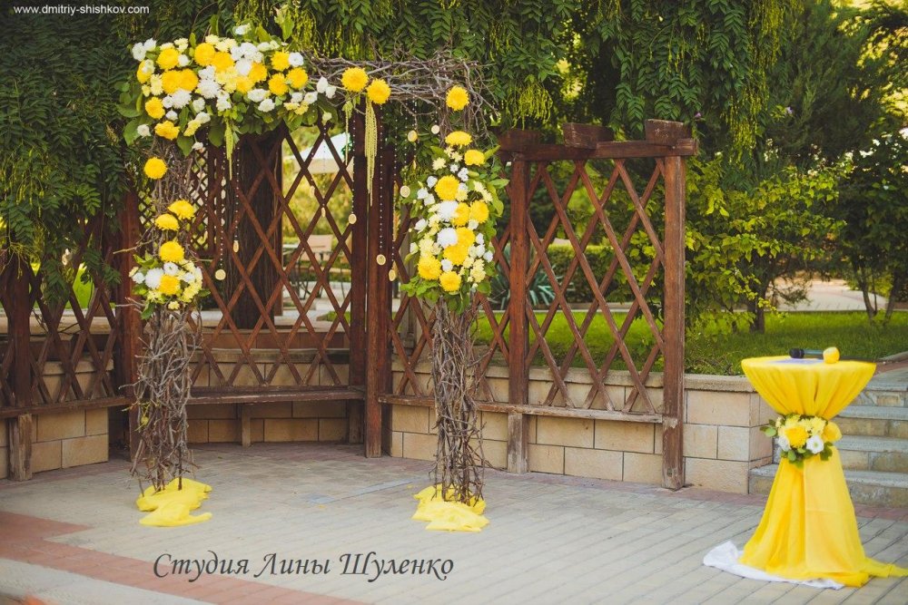 Желто-лимонная свадьба в Феодосии.Свадебная арка из веток, крымских цветов и лимонов. Фотограф-Дмитрий Шишков.