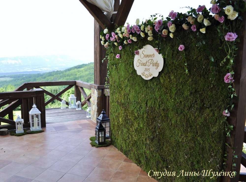 Оформление летней веранды загородной усадьбы в Крыму. Стена из  мха и живых цветов.