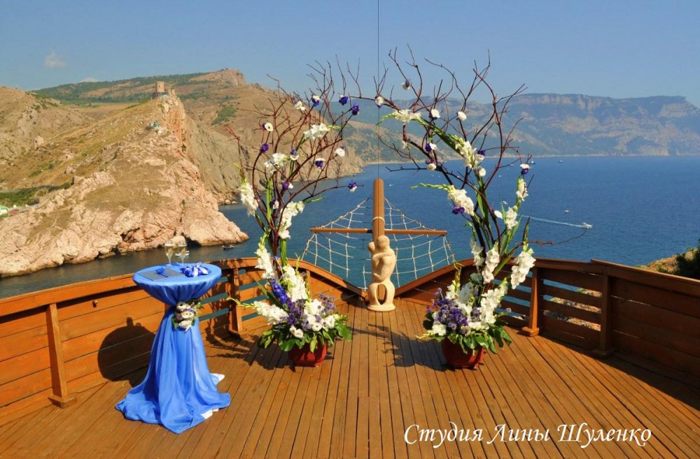 Оформление выездной церемонии на палубе корабля-ресторана. Синяя свадьба у моря в Крыму. Была создана стилизованная арка из сплетающихся ветвей ,украшенных живыми цветами.