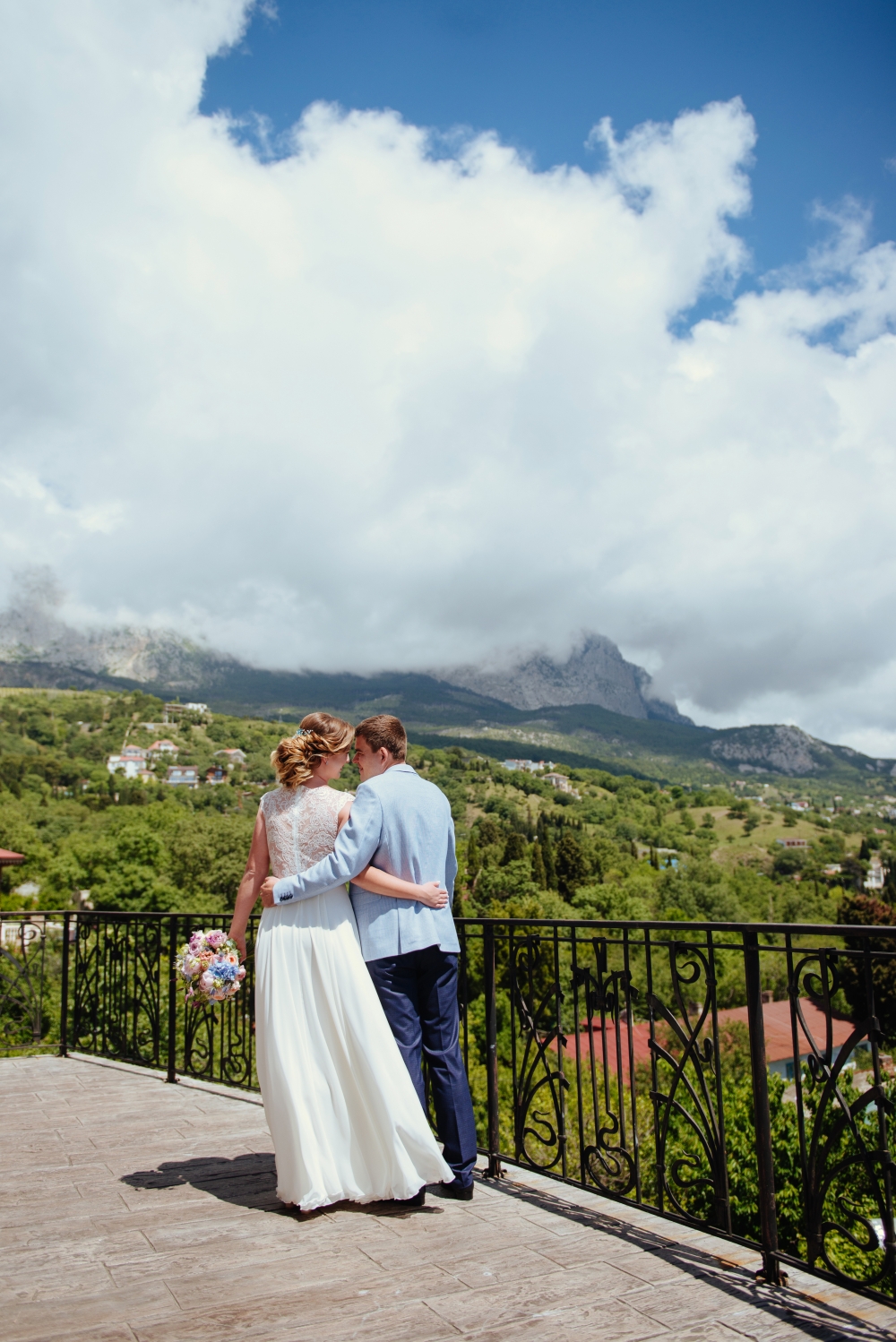 Первая встреча жениха и невесты с красивым видом на горы