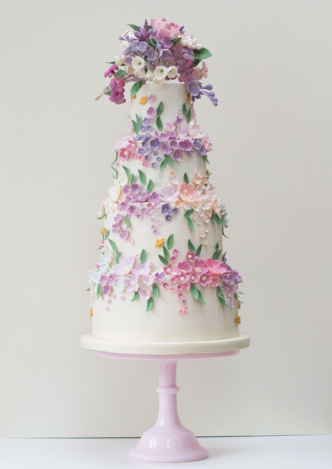 Свадебный торт с цветами из мастики