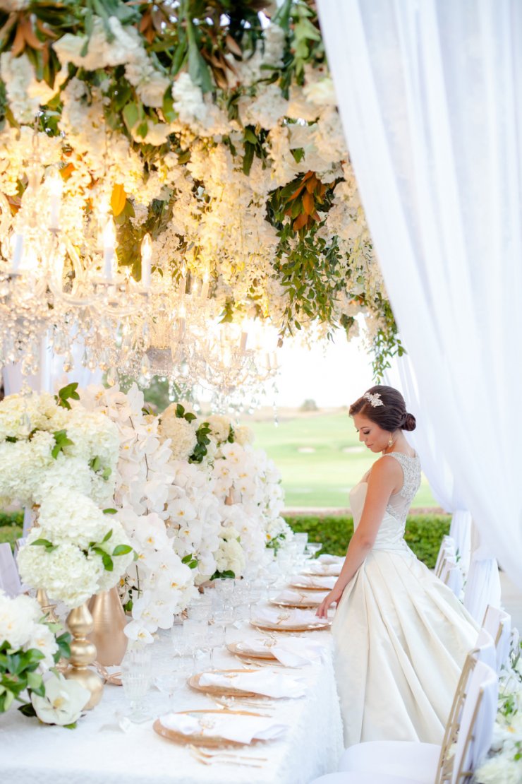 Шикарный цветочный декор места свадебного торжества